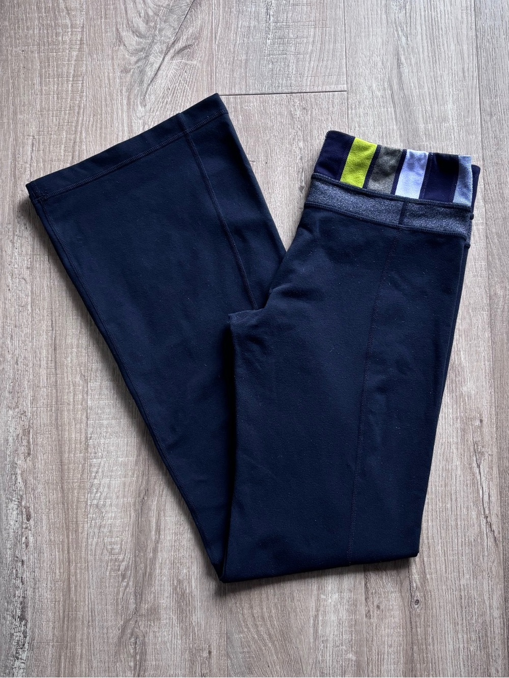 Lululemon Groove Low Rise Flare Pant W/ Multi Coloured Waist Band *Reversible